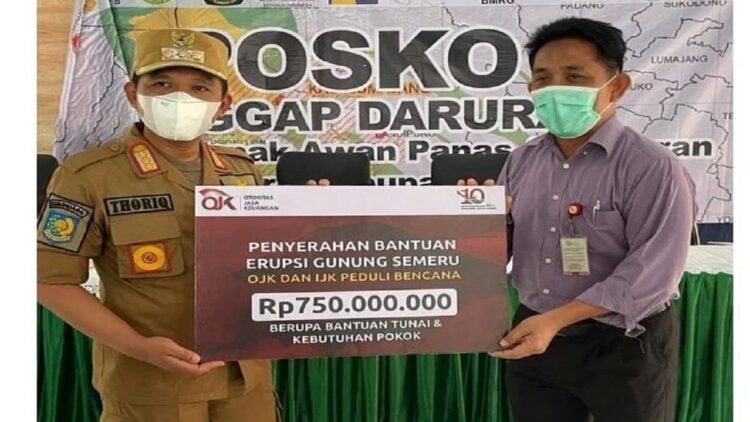 Bantuan sebesar Rp750 juta diserahkan OJK dan IJK kepada korban erupsi Gunung Semeru. (IST)