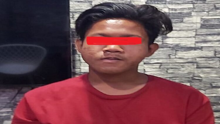 Pemuda ini ditangkap polisi gegara mencuri HP teman. (IST)