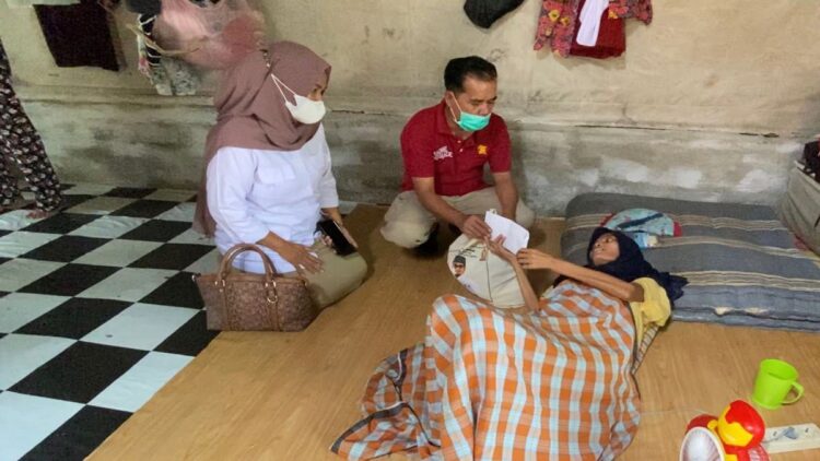 Pengurus DPD Gerindra Sumbar menyerahkan bantuan dari Andre Rosiade kepada Mazni di Kampung Baru Berok, Nanggalo, Padang. (IST)