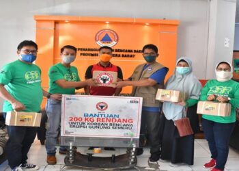 Semen Padang Kirim 200 Kg Rendang untuk Korban Erupsi Gunung Semeru