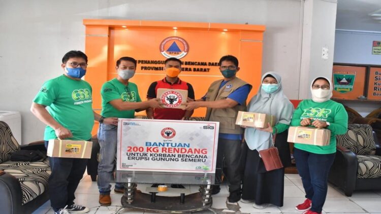 Kepala Unit CSR PT Semen Padang Rinold Thamrin (dua dari kiri) menyerahkan bantuan 200 kg rendang untuk korban bencana erupsi semeru melaui BPBD Sumbar yang diterima Kasubag Umum BPBD Sumbar Ade Imansyah (tiga dari kanan).(IST)