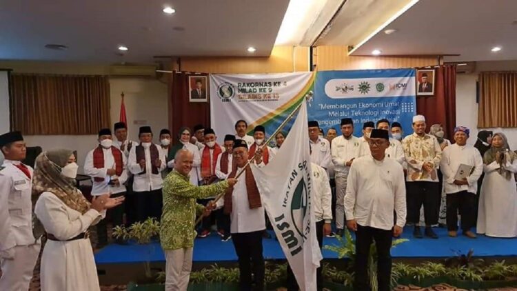 Ketua ISMI Sumbar Budi Syukur dilantik Ketua Umum ISMI Ilham Akbar Habibie. (IST)