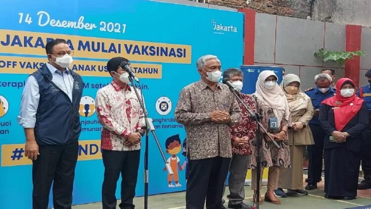 Kemendikbudristek: Vaksinasi Anak 6-11 Tahun Tak jadi Syarat PTM 1 Dirjen Pendidikan Anak Usia Dini, Pendidikan Dasar dan Pendidikan Menengah Kemendikbudristek Jumeri dalam Peluncuran Vaksinasi COVID-19 untuk anak di SDN Cempaka Putih Timur 03 Jakarta Pusat, Selasa (14/12/2021). (ANTARA/Mentari Dwi Gayati)