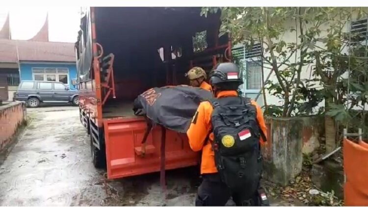 Tim SAR mengemasi peralatan yang digunakan saat pencarian orang hilang di Tanahdatar. (IST)