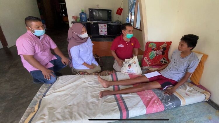 Andre Rosiade Bantu Pemuda yang Mendadak Lumpuh di Pasie Nan Tigo, Padang 1 Pengurus DPD Gerindra Sumbar menyerahkan bantuan dari anggota DPR RI Andre Rosiade kepada Bima, pemuda yang mendadak lumpuh di Pasie Nan Tigo, Kototangah, Padang. (IST)