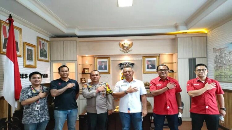 Polri Izinkan Uji Coba Liga 1 dan 2 dengan Penonton, Begini Syaratnya 1 Foto bersama pengurus PT Liga Indonesia Baru (LIB) dengan Polri dalam pemberian izin uji coba pertandingan Liga 1 dan Liga 2 dihadiri penonton, Rabu (15/12/2021). ANTARA/HO-Divisi Humas Polri