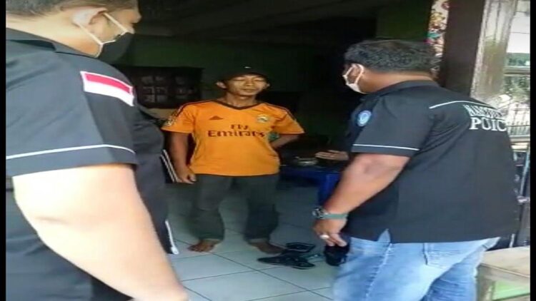 Sasar Warga yang Belum Divaksin, Polresta Padang Adakan Vaksinasi Door to Door 1 Personel Satresnarkoba Polresta Padang menyasar rumah warga untuk mengajak warga vaksin. (IST)