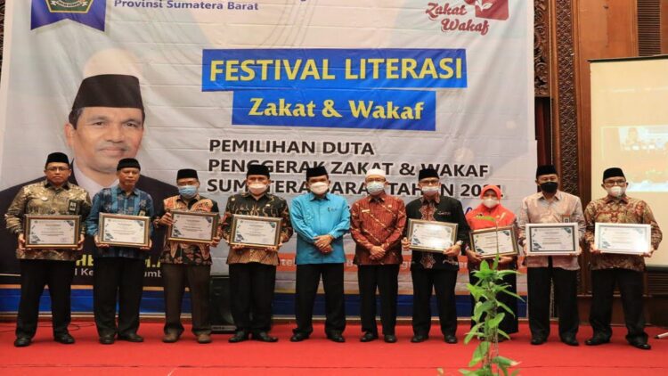 Foto bersama usai penyerahan hadiah Festival Literasi Zakat dan Wakaf Tahun 2021, Kamis (16/12) di Hotel Pusako Bukittinggi. (Humas Kemenag Sumbar)
