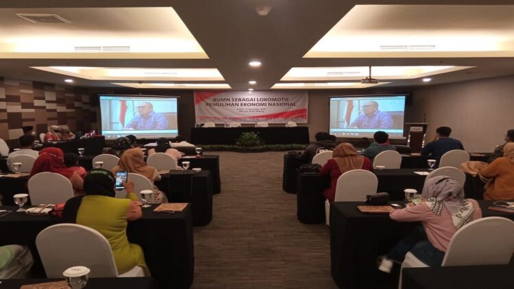 Peserta diskusi mendengarkan pemaparan dari keynote speech Anggota Komisi VI DPR RI Andre Rosiade pada kegiatan diskusi "BUMN Sebagai Lokomotif Pemulihan Ekonomi Nasional di kota Padang, Sumatera Barat" di Hotel Mercure, Padang, Jumat (17/12). (IST)