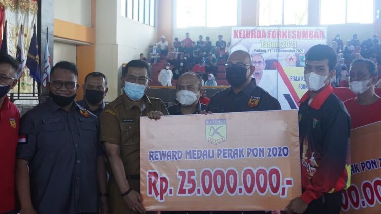 Ketua Umum FORKI Sumbar Andre Rosiade menyerahkan bonus peraih medali PON XX Papua dan Kejurnas Kadet di Bandung. (IST)