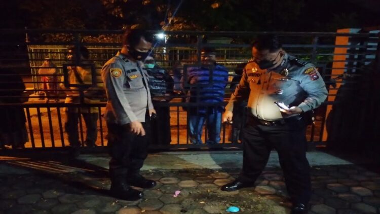 Terhimpit Pagar Tetangga yang Rebah, Bocah 5 Tahun di Padang Meninggal Dunia 1 Polisi melakukan olah TKP bocah yang meninggal dunia saat tertimpa pagar. (IST)