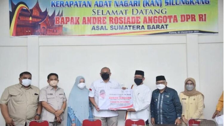 Keliling Sawahlunto Sebar Bantuan, Andre Rosiade: Apapun Partainya, Mari Bangun Sumbar 1 Anggota DPR RI Andre Rosiade menyerahkan bantuan kepada KAN Silungkang untuk peningkatan pembangunan kawasan Pasar Silungkang, Kota Sawahlunto, Kamis (23/12). (Antara/Yudha Ahada)