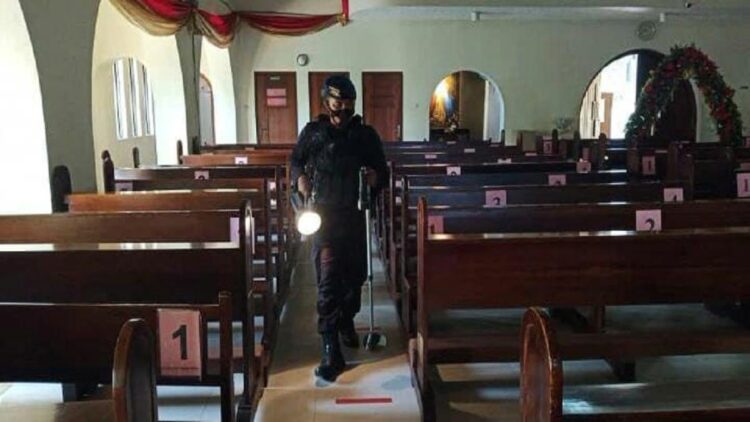 Aparat kepolisian menyisir salah satu gereja di Kota Padang dalam rangka sterilisasi dari ancaman bom. (IST)