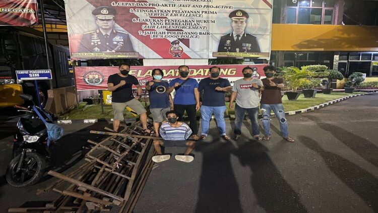 Tim Klewang Satreskrim Polresta Padang menangkap pelaku pencurian barang pelaminan di Pasar Ambacang. (IST)