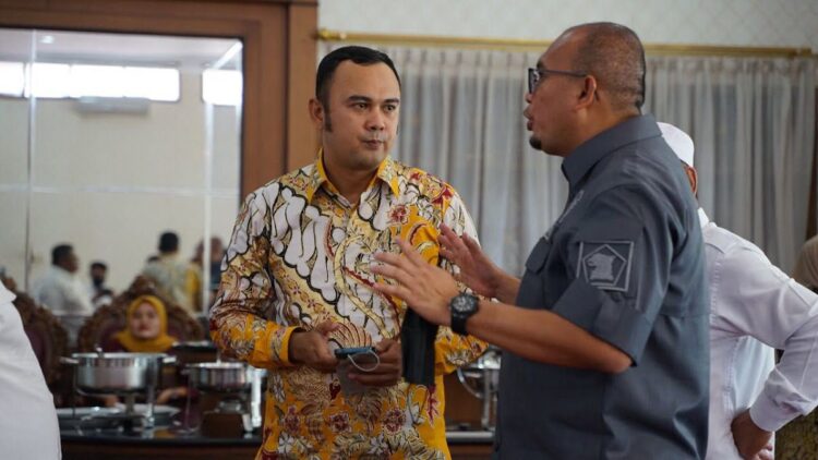 Tertarik dengan Jali-jali UMKM Sijunjung, Andre Rosiade Siap Fasilitasi jadi Anak Asuh BUMN 1 Anggota DPR RI Andre Rosiade berbincang dengan Bupati Sijunjung Benny Dwifa saat berkunjung, Jumat (24/12). (IST)