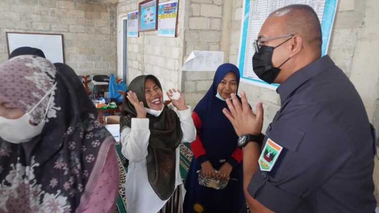Anggota DPR RI dari Partai Gerindra menyapa masyarakat saat melakukan roadshow di sejumlah daerah di Sumbar. (IST)