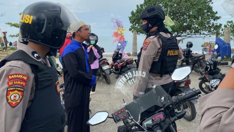 Petugas Sabhara Polresta Padang memberikan pemahaman kepada warga pentingnya penggunaan masker. (IST)