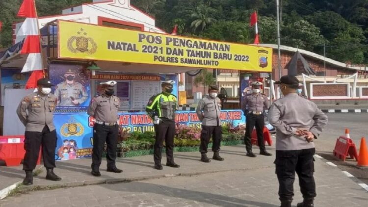 Ciptakan Suasana Kondusif selama Libur Tahun Baru, Polres Sawahlunto Turunkan 180 Personel 1 Jajaran personel Polres Sawahlunto melaksanakan apel di Pos Pam Simpang Muaro Kalaban, baru-baru ini. Polres Sawahlunto menurunkan dua pertiga kekuatan dalam pengamanan libur tahun baru 2022. (Antara/HO-Humas Polres Sawahlunto)