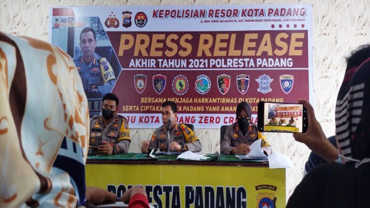 Polresta Padang menyampaikan progres kerja selama tahun 2021 di Mapolresta Padang. (IST)