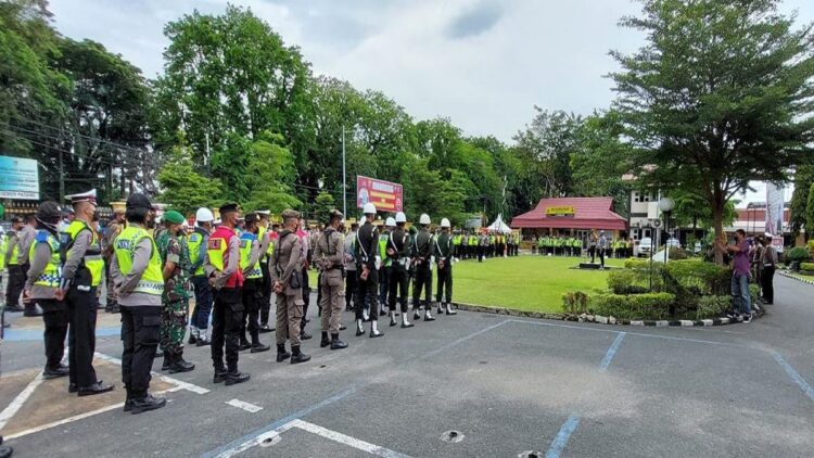 Apel pengamanan tahun baru dipimpin Kapolresta Padang Kombes Pol Imran Amir di Mapolresta Padang, Jumat (31/12/2021). (IST)