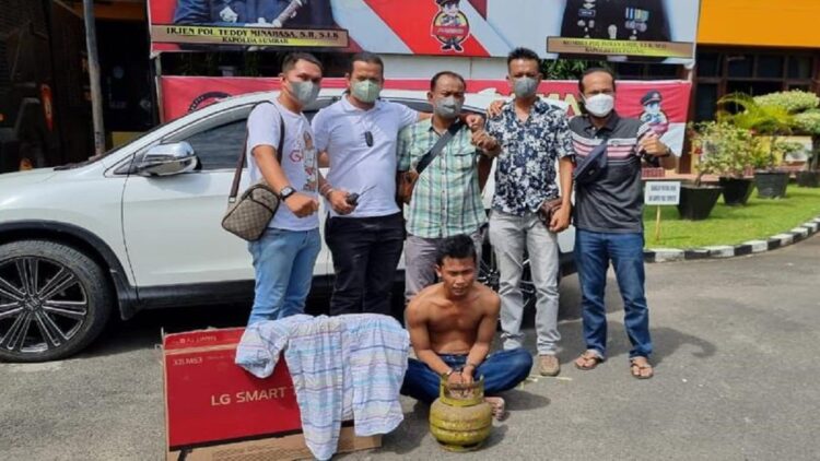 Anak penjaga sekolah ditangkap karena maling.