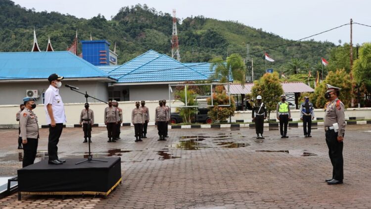 Gelar Pasukan Operasi Lilin Singgalang 2021 di Pessel Dipimpin Wabup Rudi 1 Apel pasukan gabungan Operasi Lilin Singgalang 2021 di Pessel.