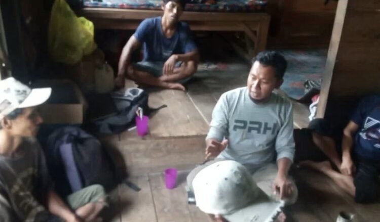 Tim Resor KSDA Agam sedang mengumpulkan data dari warga yang menemukan babi yang mati secara mendadak, Sabtu (4/12).