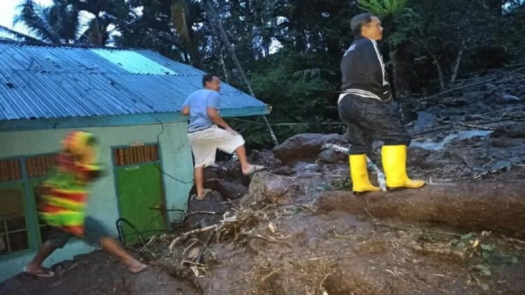 Kondisi material tanah longsor di Kecamatan Tanjungraya, Sabtu (18/12). (Antara/HO- BPBD Agam)
