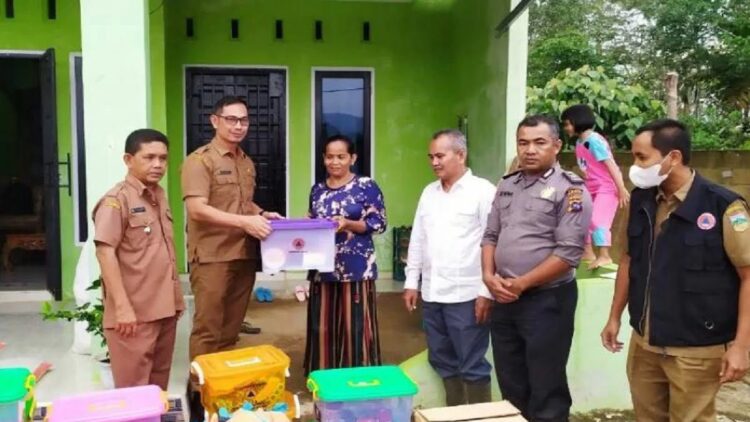 Kalaksa BPBD Solok Selatan Richi Amran menyerahkan bantuan kepada korban banjir bandang di Nagari Dusun Tangah, Kec. Sangir Batanghari. (ANTARA/HO-BPBD Solok Selatan)