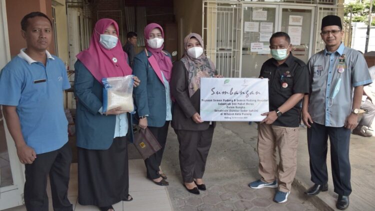 Yayasan Semen Padang menyumbangkan sebanyak 865 paket beras dalam rangka Sumdarsin di Kota Padang. Penyerahan dilakukan oleh Direktur Operasional SPH, dr Adisty Taufik.