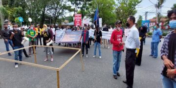 Puluhan Orang Berdemo di Kantor Dinas Kehutanan Sumbar Terkait Hutan Mentawai