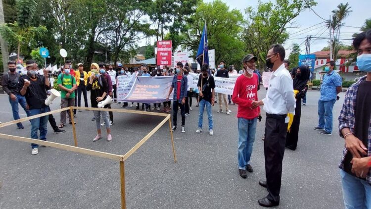 Demo hutan Mentawai di Padang.