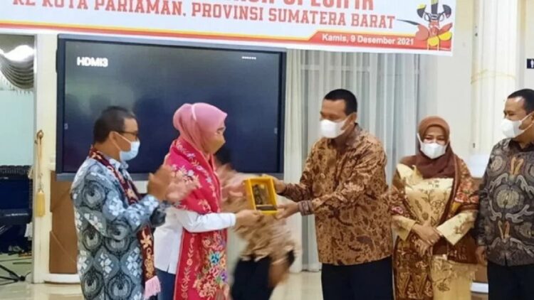 Wali Kota Pariaman, Sumbar Genius Umar (kanan) menyerahkan kenang-kenangan kepada Wakil Ketua Komisi IV DPR RI Anggia Erma Rini saat Kunjungan Kerja Spesifik Komisi IV DPR RI ke Pariaman, Kamis. (ANTARA/Aadiaat M.S.)