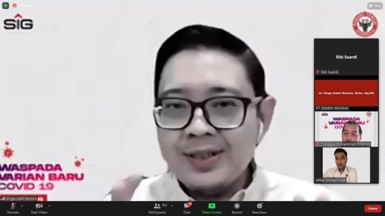 Webinar Semen Padang, dr. Dirga Sakti Rambe: Varian Omicron Mengkhawatirkan 1 dr Dirga Sakti Rambe saat webinar Semen Padang.