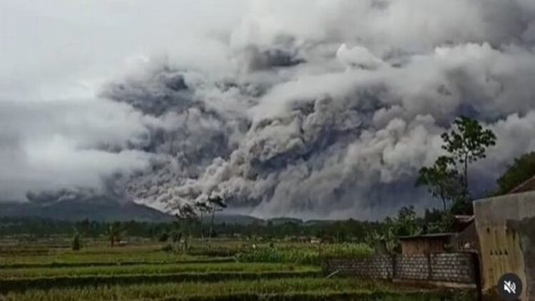 Dua Kecamatan di Jawa Timur Gelap Gulita Karena Erupsi Gunung Semeru 1 erupsi gunung semeru