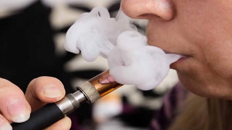 Ilustrasi perokok elektrik. (net)