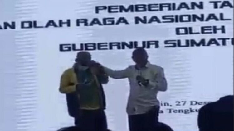 Gubsu Edy Rahmayadi Didesak Minta Maaf usai Permalukan Pelatih PON karena Tak Tepuk Tangan 1 Tangkapan layar Gubernur Sumut Edy Rahmayadi menjewer dan mengusir pelatih biliar. (net)