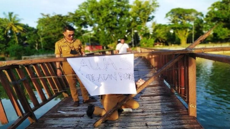 Dinas Pariwisata dan Kebudayaan Kota Pariaman, Sumbar memasang plang dan pengumuman tentang penutupan jembatan di objek wisata Talao Pauh. (ANTARA/HO-Diskominfo Pariaman)
