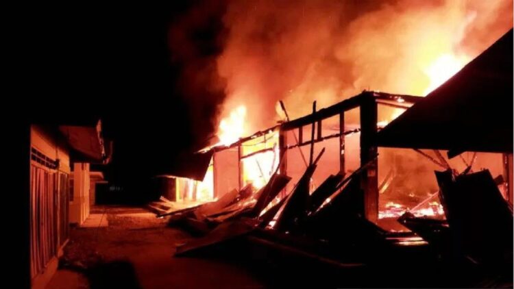 Pasar Muaralabuh Solok Selatan Terbakar, Tiga Mobil Damkar Dikerahkan Padamkan Api 1 Kebakaran Pasar Muaralabuh, Kabupaten Solok Selatan. (ANTARA/HO-Damkar Solok Selatan)