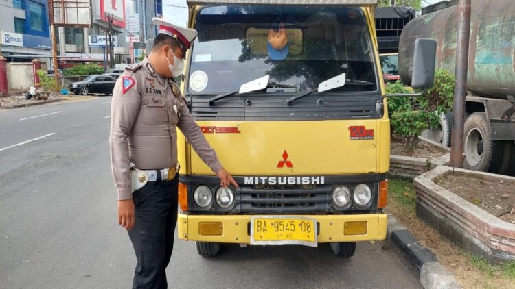 Hantam Colt Diesel, Pelajar di Padang Alami Luka-luka di Pinggul dan Kaki 1 Colt diesel kecelakaan dengan sepeda motor di Padang dan diamankan polisi.