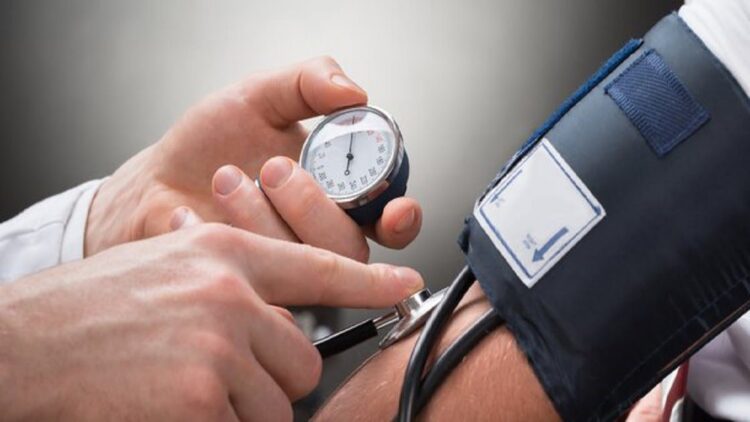 Ilustrasi pengecekan tensi. (net)