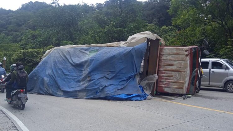 Truk palet terguling usai menghantam dua kendaraan di Panorama II Sitinjau Lauik, Kamis pagi.