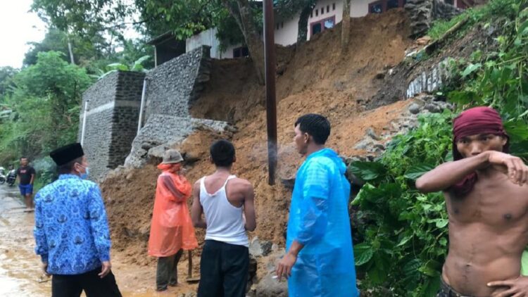 Hujan Deras, Tanah Pondasi di Padang Terban dan Menutup Jalan 1 Petugas BPBD Padang dan masyarakat membersihkan material longsor di kawasan Koto Lua, Kecamatan Pauh, Kota Padang.