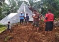 Rumah yang Dihuni Satu Keluarga Tertimbun Longsor di Pessel