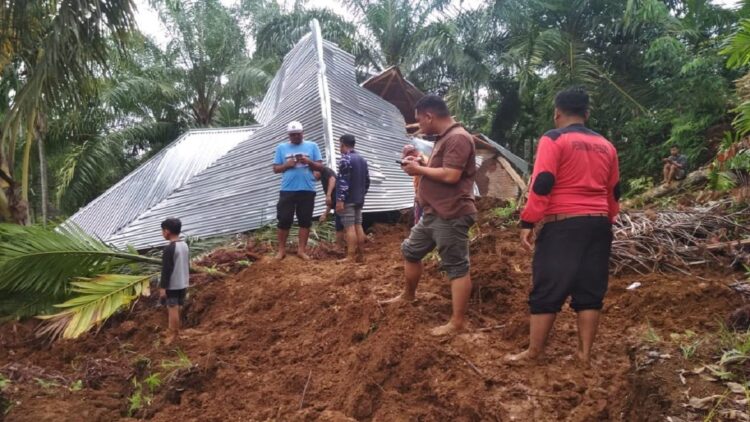 Longsor di Pessel timbun satu rumah. (istimewa)