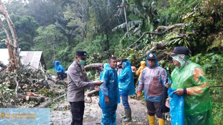 Longsor di Tanjung Raya, Polres Agam Siagakan Personel di Titik Rawan 1 Personel Polres Agam dan BPBD bersiaga di lokasi longsor Tanjung Mutiara.
