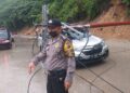 Tiang Listrik Timpa Satu Unit Mobil di Lubuk Paraku, Tidak Ada Korban 4 Tiang Listrik Timpa Satu Unit Mobil di Lubuk Paraku, Tidak Ada Korban