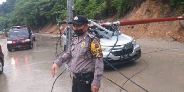 Tiang Listrik Timpa Satu Unit Mobil di Lubuk Paraku, Tidak Ada Korban 8 Tiang Listrik Timpa Satu Unit Mobil di Lubuk Paraku, Tidak Ada Korban