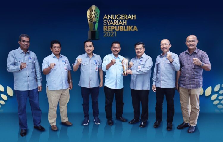 ANUGERAH SYARIAH-Komisaris dan direksi Bank Nagari saat memerliharkan piala pada Anugerah Syariah Republika 2021.