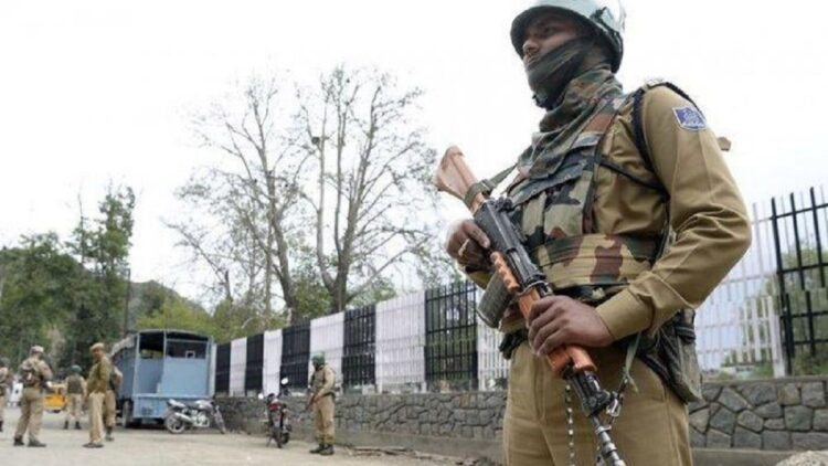 Dikira Pemberontak, Tentara India Berondong 14 Warga Sipil hingga Tewas 1 Anggota pasukan paramiliter India berjaga di Srinagar, ibu kota Jammu di dekat perbatasan Kashmir. (AFP / TAUSEEF MUSTAFA)